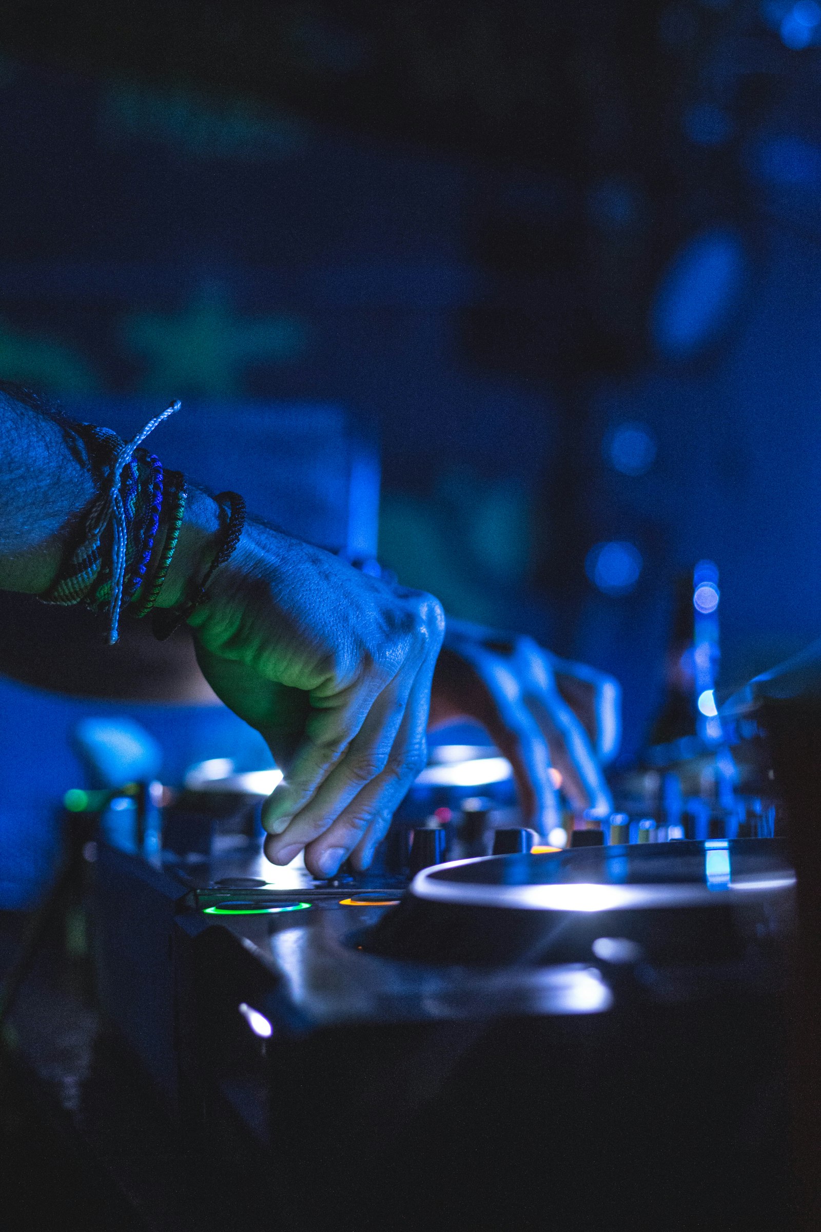DJ hands on a turntable mixer